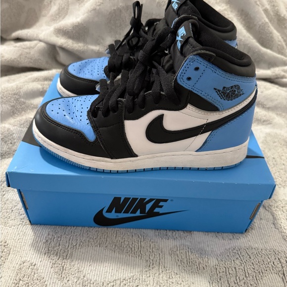 Nike Blue and Black Sneakers with High-Top Design and Perforated Toe Box - Picture 7 of 10